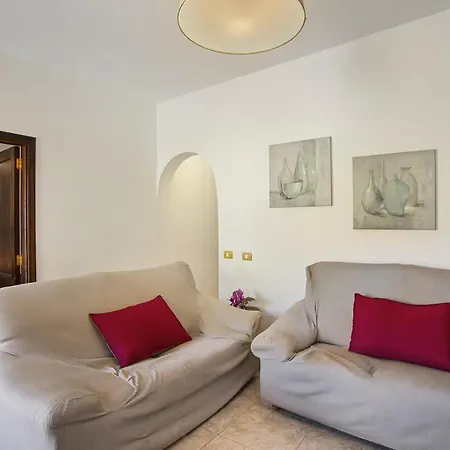 Palomino - Sleeps 4 - Parking - Pet Friendly Villa